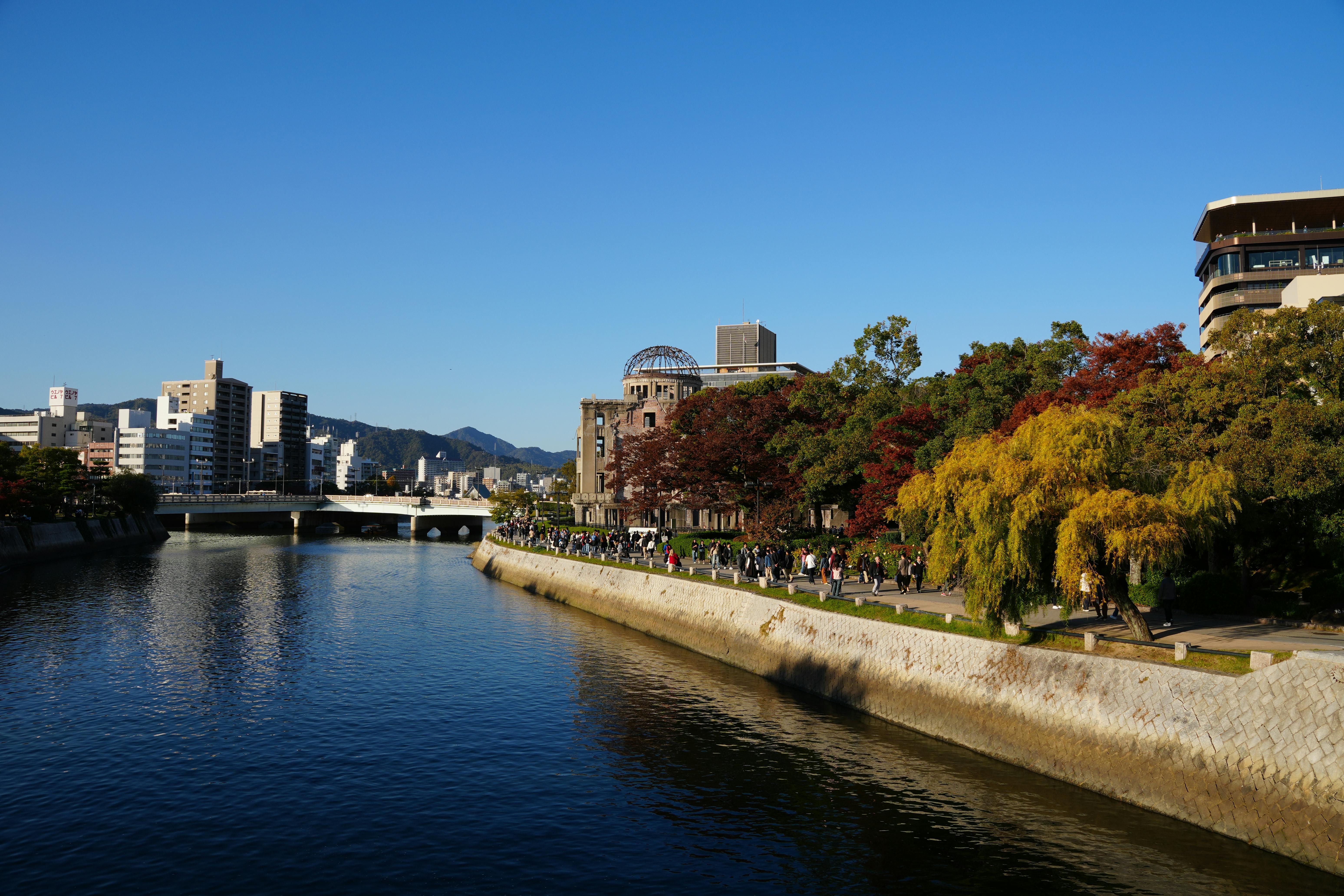 広島の川沿いの風景