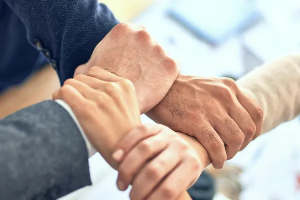 お客様と信頼関係を築き、伴走支援を行うイメージ 
